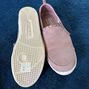 Brand new no tags. Never worn outside. Mauve suede.